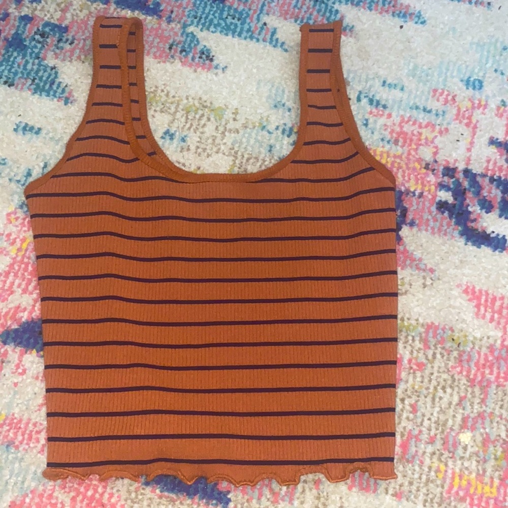 Cute little crop top pair it with a pair of dark wash jeans